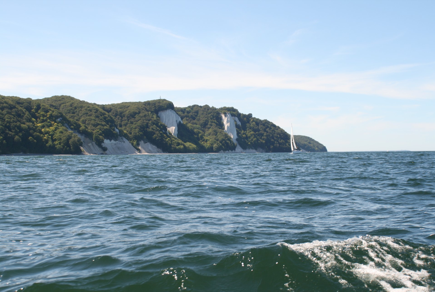 Kreidefelsen auf Insel Ruegen mit Segelboot